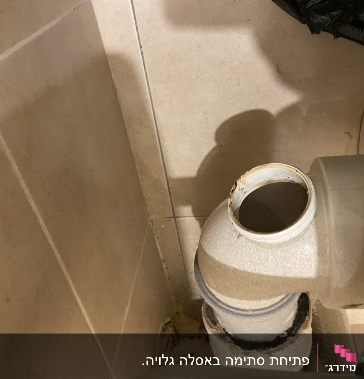 צינור ביוב פתוח עם חיבורי פלסטיק